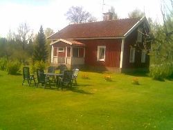 Stuga med egen fyrahålsgolfbana runt knuten
