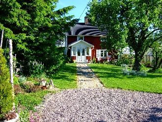 Torp med blomrik trädgård i lugnt och avskilt läge