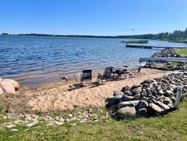 Stuga med havsutsikt på strandtomt vid Kalmarsund