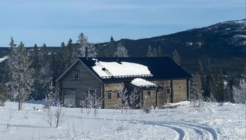 Vinter i vacker fjällstuga med storslagen utsikt