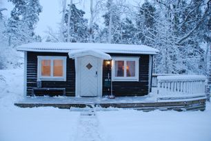 Gemütliches Ferienhaus am See neben einem Natursch