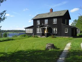 Kroppefjälls Natur Dalslandsstuga mit kleine hause