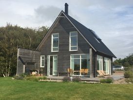 Modernes Haus am Meer und Strandwiesen