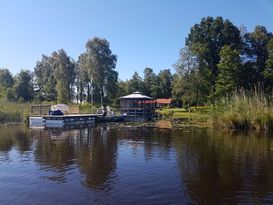 Hus med enskilt läge och stor tom med egen brygga.