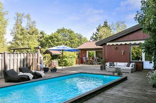 Villa med uppvärmd pool och strandnära på Vindö