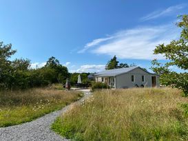 Charmantes Ferienhaus inmitten von Wiesen zum Meer