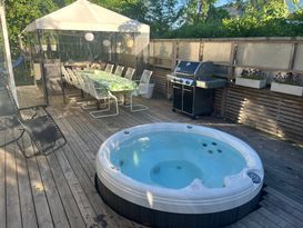 Nybyggd villa nära city med bubbelpool