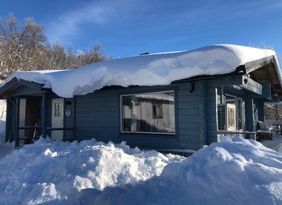 Cabin for 10 people by the slopes!