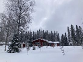 Gemütliche Hütte an den Wegen und dem See in Harsa