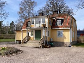 Huvudbyggnad på gård med strandnära läge, Värmdö