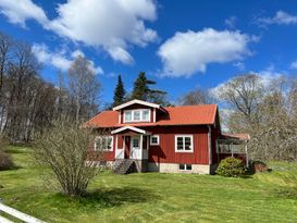 Hus på lantgård nära sjö, skog och staden Växjö
