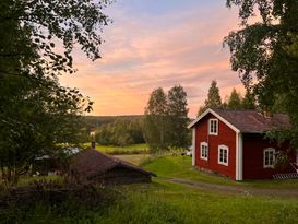 Fäbodvall vid skog och sjö i Hälsingland