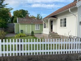 Sommarhus i Havstenssund med sjöbod