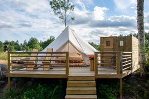 Glamping-Zelt mit komfortabler Übernachtung und Fr