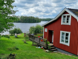 Mysig stuga med sjötomt på småländska höglandet