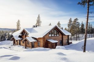 Neu erbaute Berghütte in moderner Architektur mit