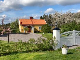 Charmig 1800-talsstuga nära havet (Vikbolandet)