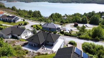 Rymlig & modern villa, bara 250m från havet, Orust