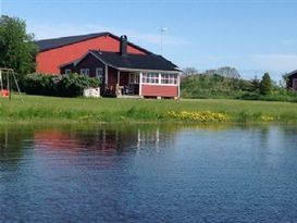 Hütte am See mit viele deutsche Kanäle