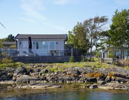 Mysig stuga precis vid havet på Knarrholmen