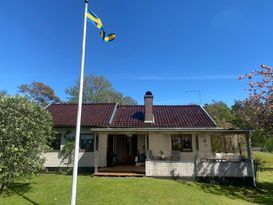 Fin stuga utanför Falkenberg nära strand.