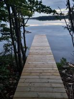 Neugebautes Ferienhaus am See mit eigener Brücke