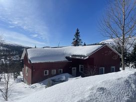 Stort hus med 2 lgh i Vemdalsskalet, Vemdalen.