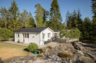 Nice summer house close to the sea