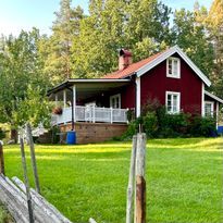 Röd stuga i Småland m egen brygga och roddbåt