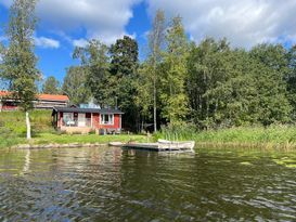 Nyrenoverad stuga i söderläge med brygga & roddbåt