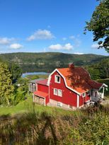 Fint hus vid vacker sjö på västkusten