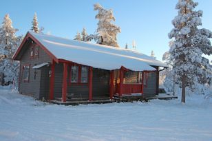 Mysig stuga med lugnt naturskönt läge.