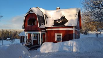 Trevligt hus i gårdsmiljö