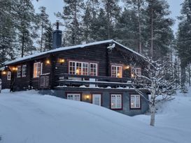 FUNÄSDALEN - charming log cabin with 10 + 2 beds