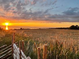 Panoramavy över Vättern-Nybyggd stuga nära Gränna