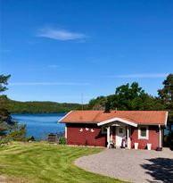 Stuga på berghällarna vid Valdemarsviken